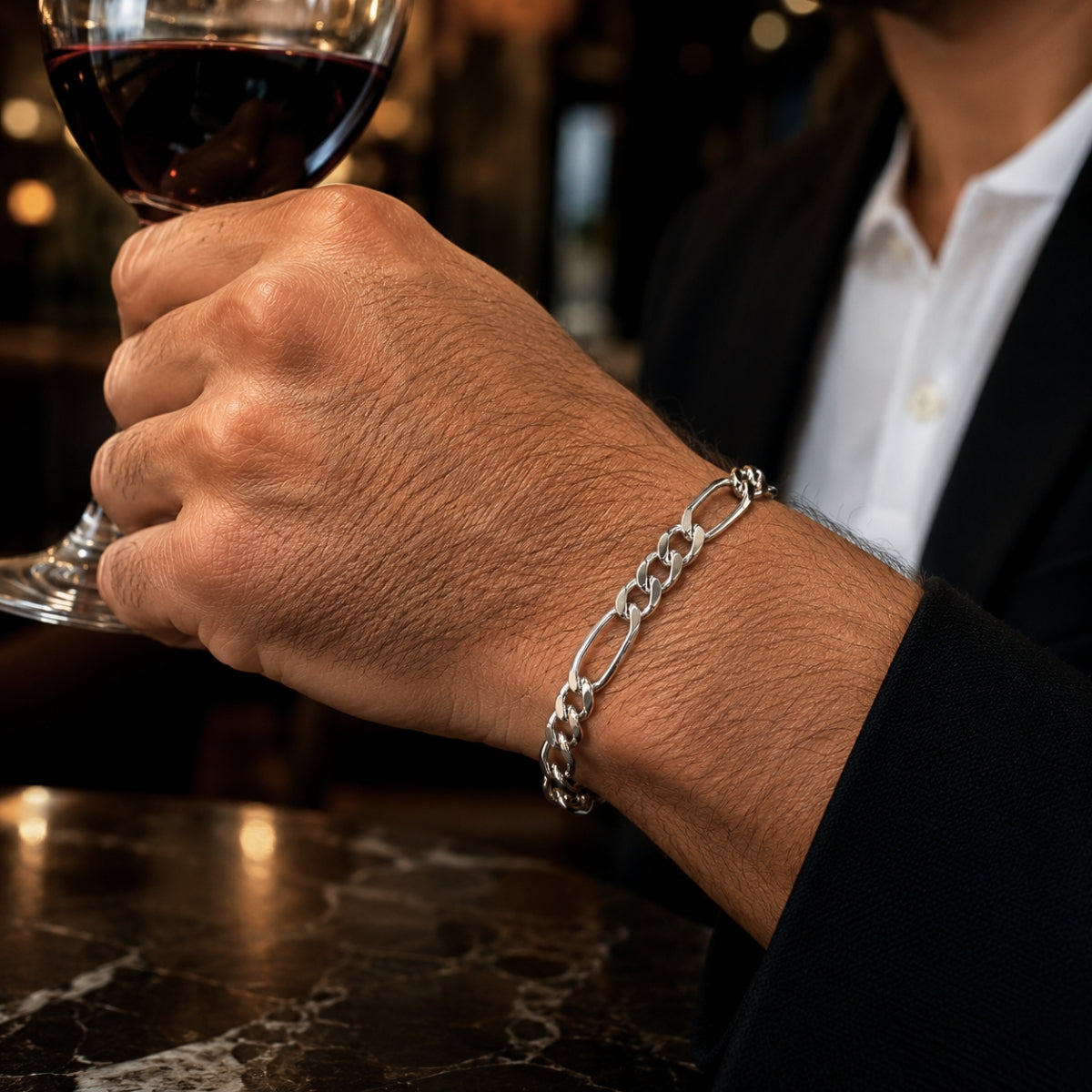 modelo con pulsera Fígaro Legacy para hombre en plata 925 brillante con eslabones alargados de AMBAR joyería fina