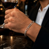 modelo con pulsera Fígaro Legacy para hombre en plata 925 brillante con eslabones alargados de AMBAR joyería fina