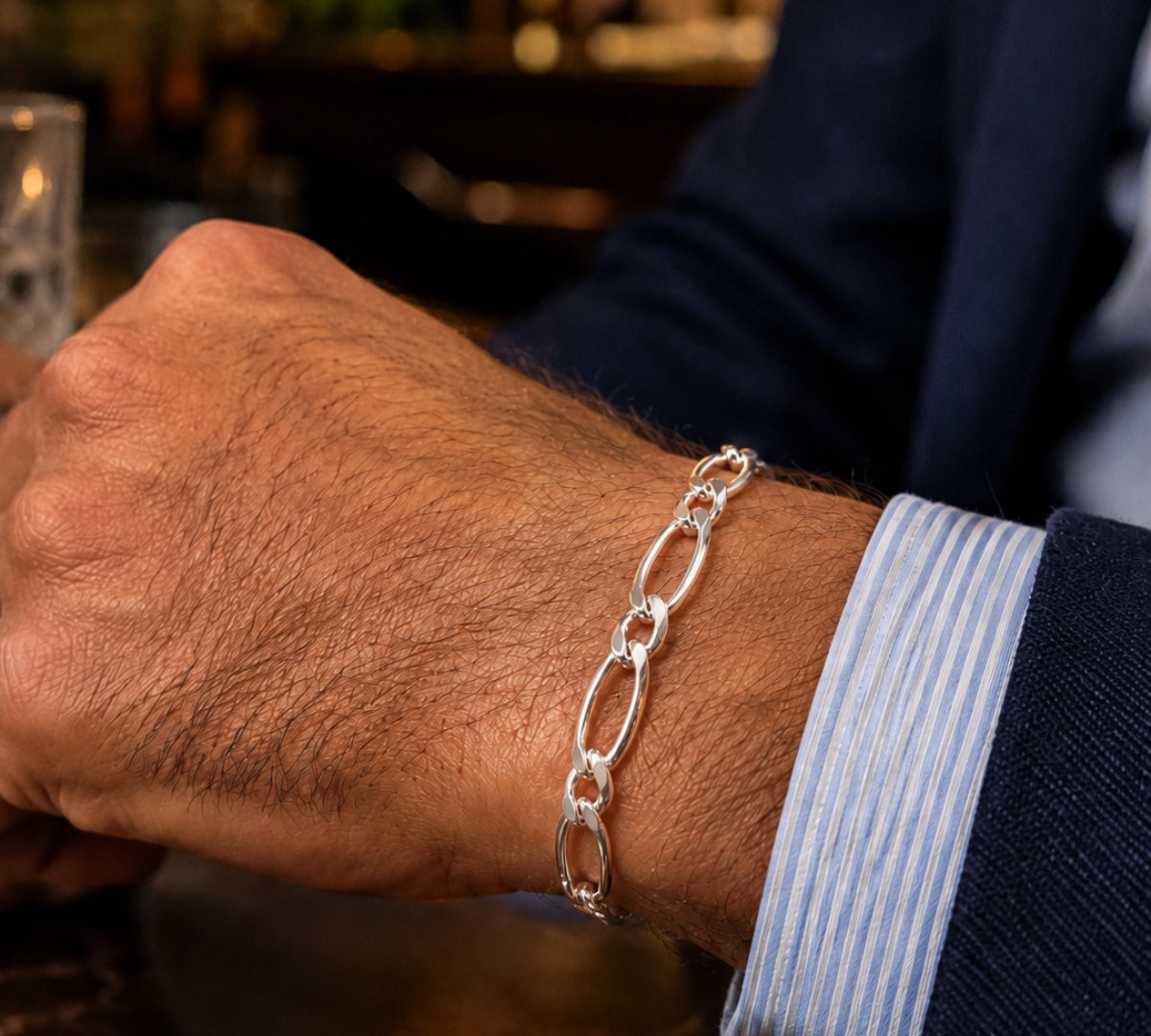 modelo con pulsera Fígaro Prime para hombre en plata 925 brillante con eslabones alargados de AMBAR joyería fina