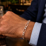 modelo con pulsera Fígaro Prime para hombre en plata 925 brillante con eslabones alargados de AMBAR joyería fina