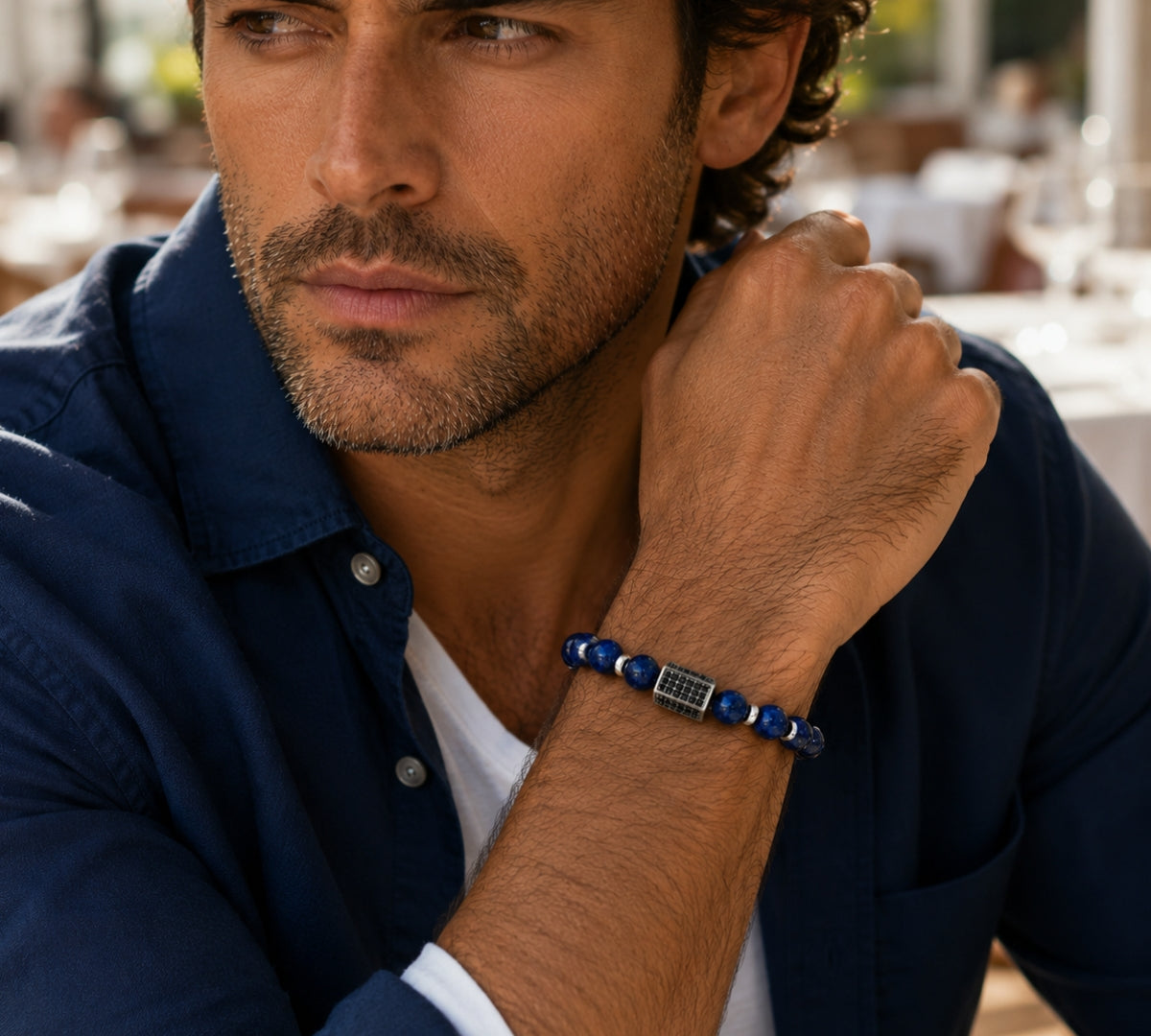 Modelo con Pulsera Lapislázuli Noir para hombre con piedra natural lapislázuli azul y detalles de acero de AMBAR joyería fina