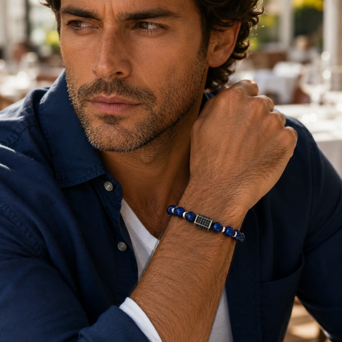 Modelo con Pulsera Lapislázuli Noir para hombre con piedra natural lapislázuli azul y detalles de acero de AMBAR joyería fina