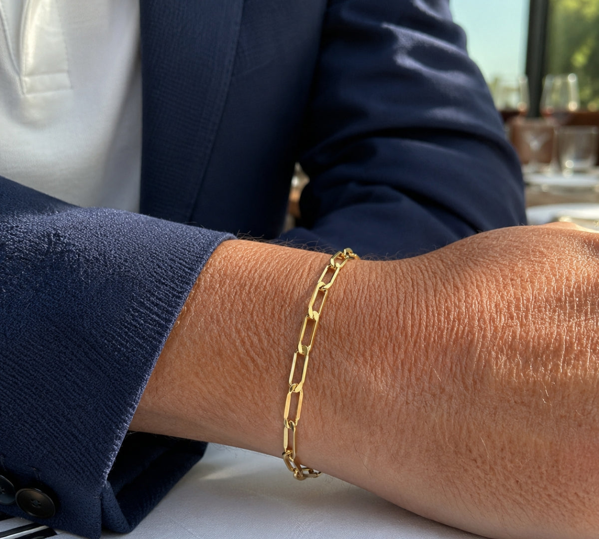 Pulsera de oro laminado para hombre con eslabones planos entrelazados Monaco Flat lucida en la muñeca de un caballero.