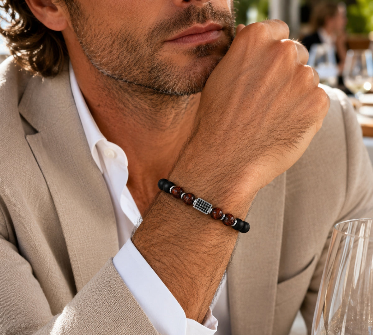 Modelo con Pulsera Ónix y Ojo de Tigre Noir para hombre con piedras naturales y detalles de acero de AMBAR joyería fina
