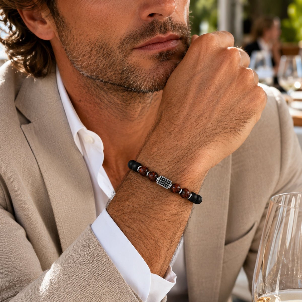 Modelo con Pulsera Ónix y Ojo de Tigre Noir para hombre con piedras naturales y detalles de acero de AMBAR joyería fina