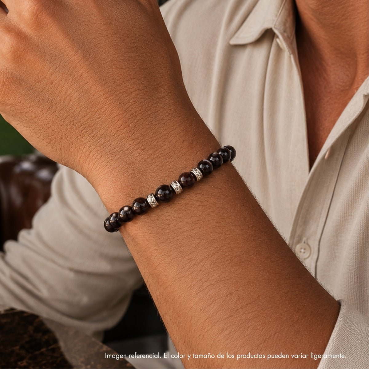 modelo con pulsera elástica para hombre modelo Hermes con hilo de silicona, esferas de rodonita borgoña y tres aros texturizados de plata 925.