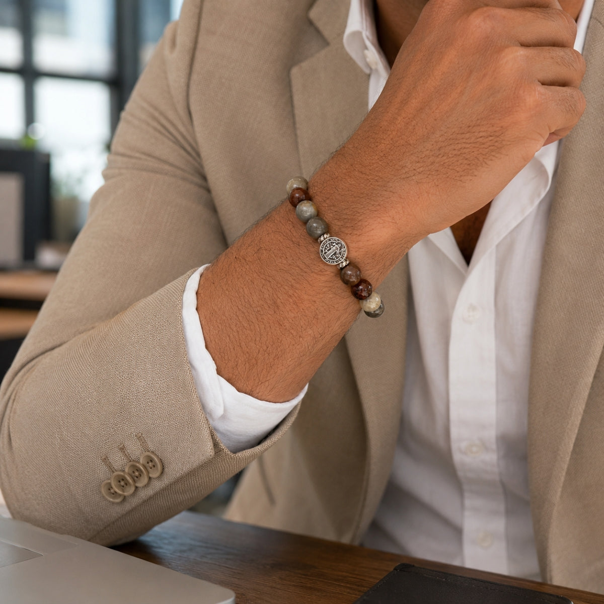 Modelo con pulsera San Benito Grand Jaspe con piedra jaspe natural de 10 mm y dije de San Benito en plata 950.