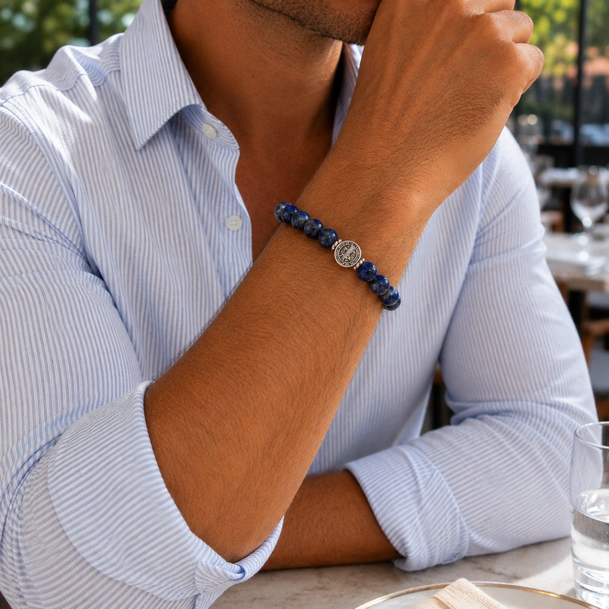 modelo luciendo la pulsera san benito grand lapislázuli de nuestra coleccion para hombres.