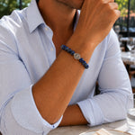 modelo luciendo la pulsera san benito grand lapislázuli de nuestra coleccion para hombres.