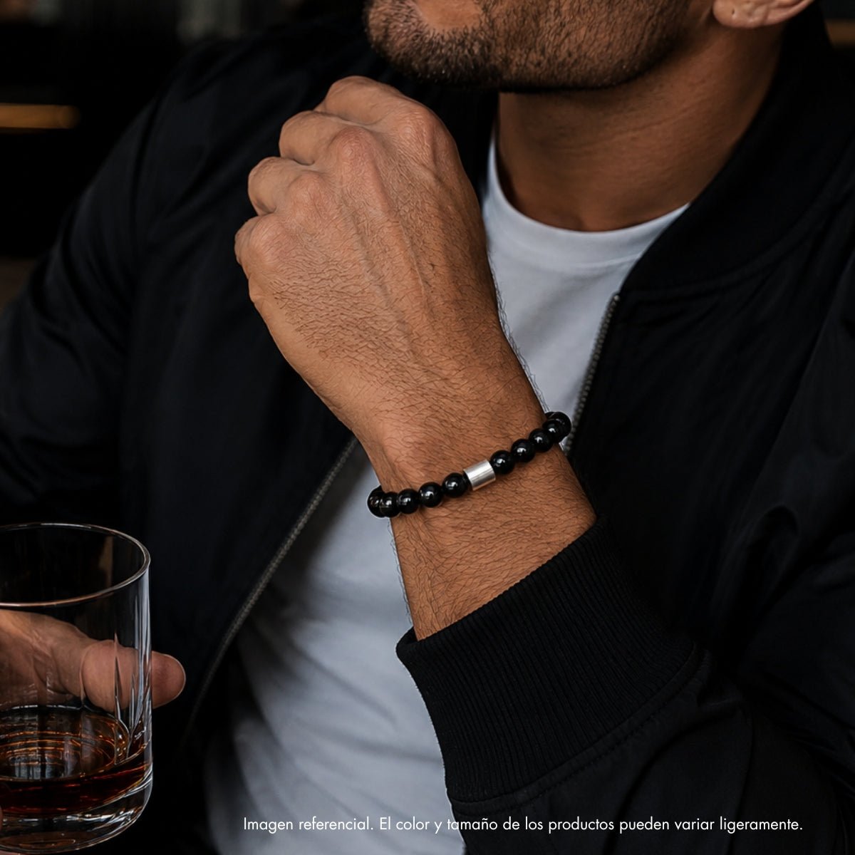 modelo con pulsera elástica para hombre modelo Orión con hilo de silicona, esferas de turmalina negra pulida y tubo cilíndrico central de plata 925.