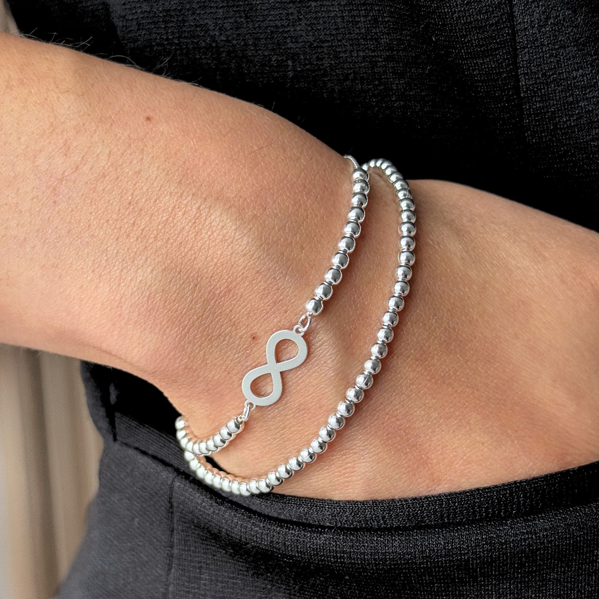 Pulsera mandy de bolitas con sistema elasticado en modelo, ajustable elaborada en plata 925 por AMBAR joyería
