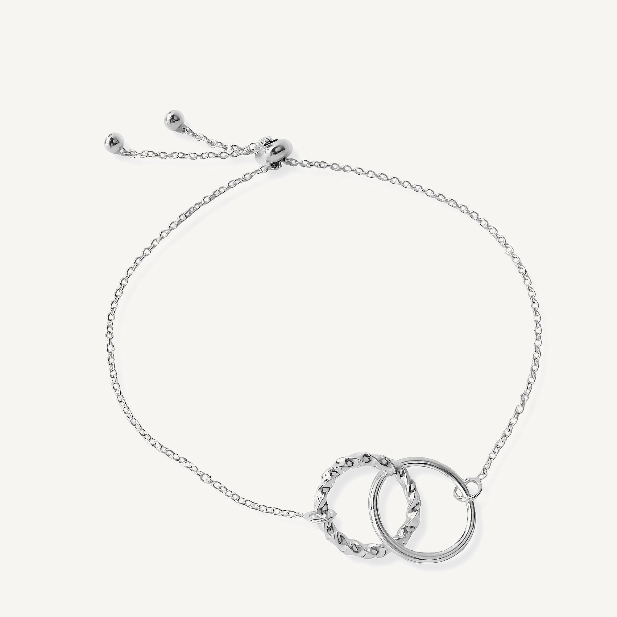 pulsera aros con textura con sistema de ajuste regulable elaborada en plata 925 de AMBAR Joyería 