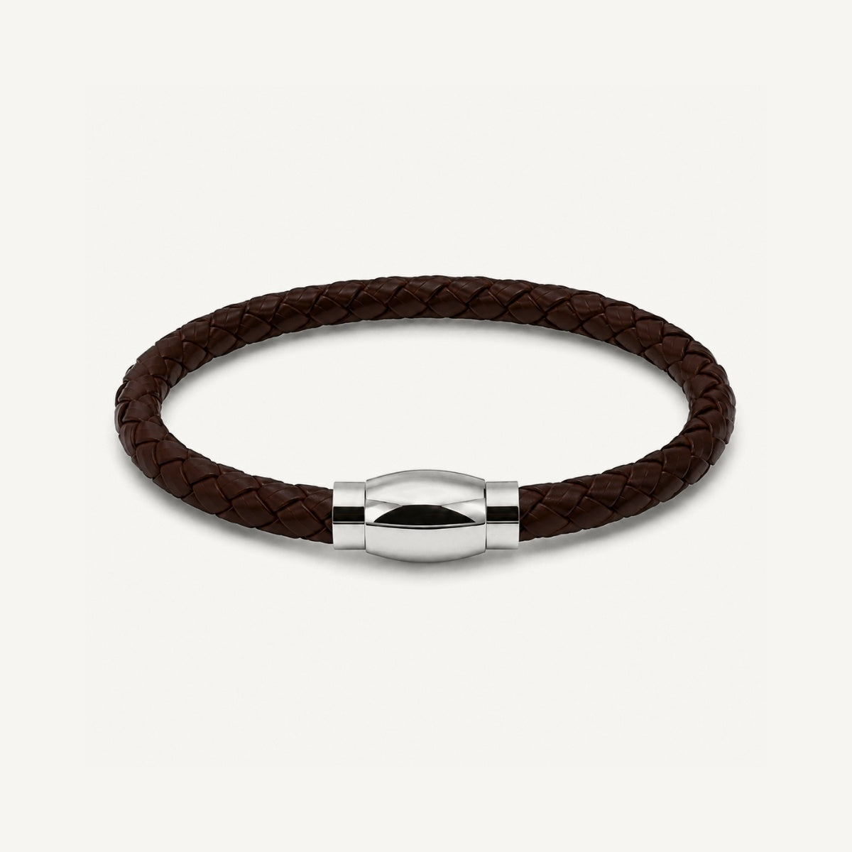 Pulsera Atlas Chocolate de cuero trenzado marrón de 6 mm con broche magnético de acero inoxidable.
