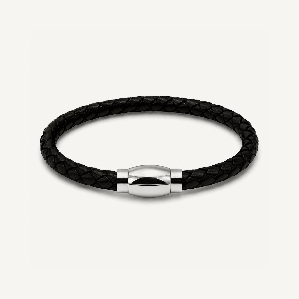 Pulsera Atlas Negro de cuero trenzado de 6 mm con broche magnético de acero inoxidable.