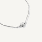 detalle de pulsera regulable bolita facetada de plata 925.