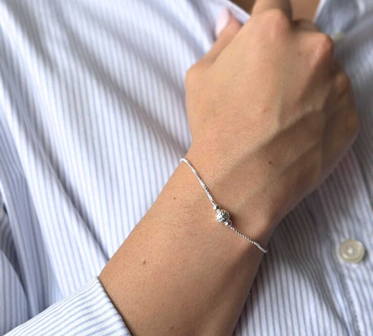 pulsera bolita facetadas con sistema de ajuste regulable en modelo elaborada en plata 925 de AMBAR Joyería Fina