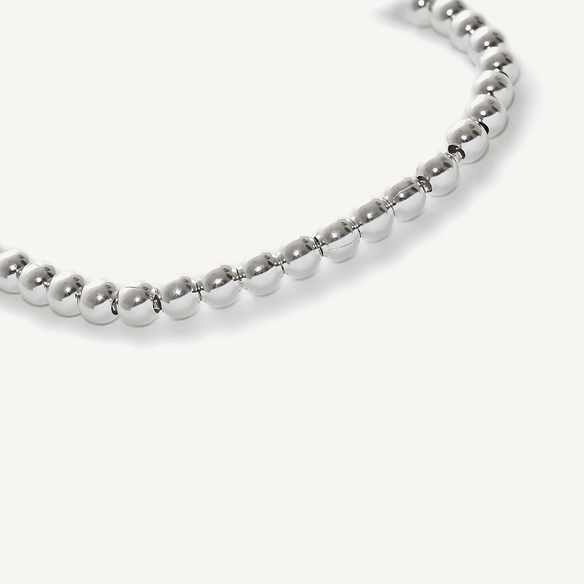 pulsera Anika con bolitas al detalle y sistema regulable elaborada en plata 925 de AMBAR Joyería Fina