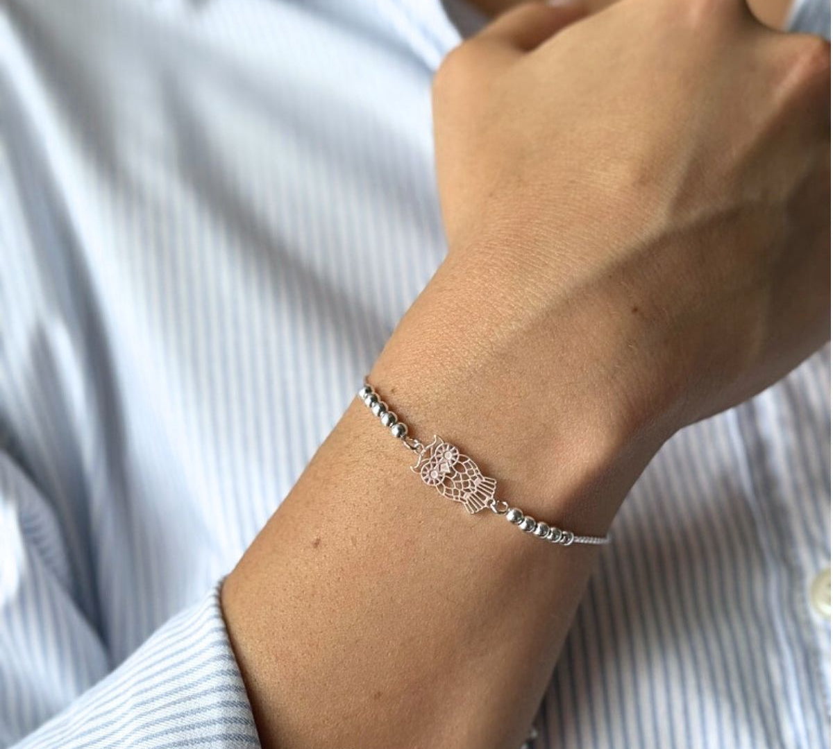 pulsera buho simbolo de sabiduria con bolitas y sistema regulable en modelo elaborada en plata 925 de AMBAR Joyería Fina