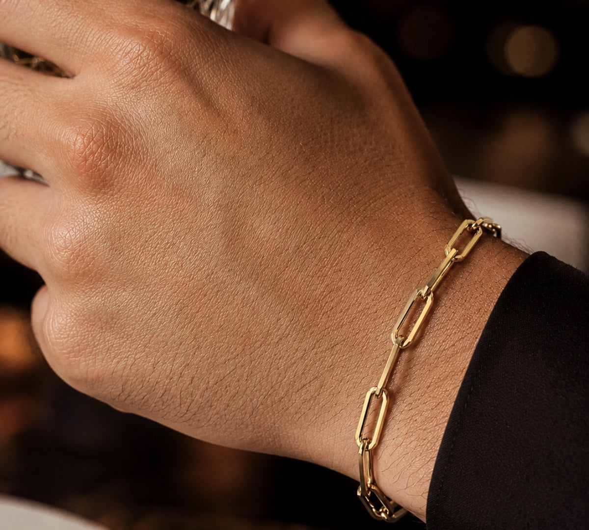 Pulsera Clip de oro laminado para hombre en modelo con eslabones rectangulares de 0.6 cm de ancho.