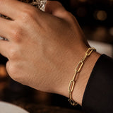 Pulsera Clip de oro laminado para hombre en modelo con eslabones rectangulares de 0.6 cm de ancho.