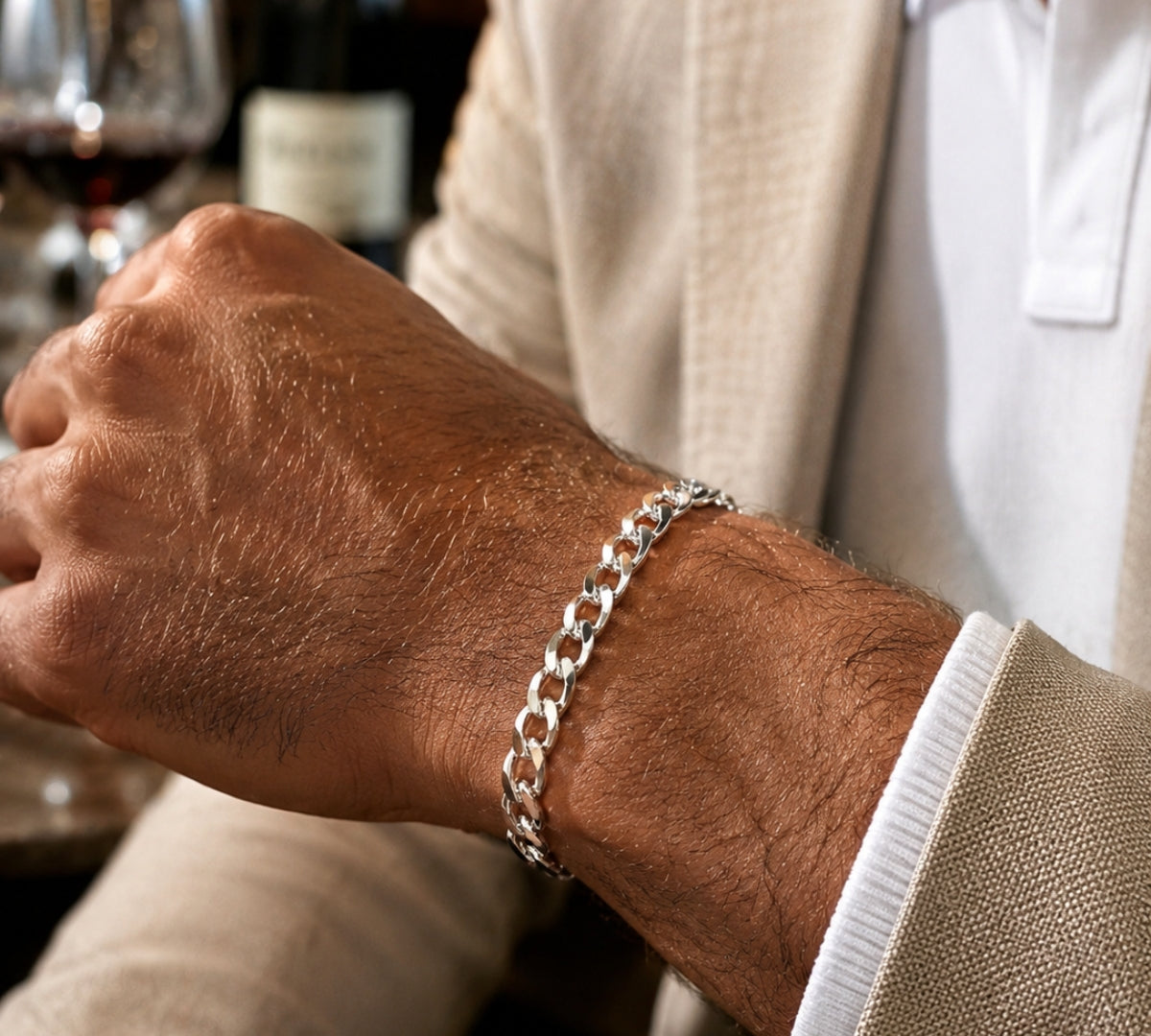modelo con pulsera Cubana Prime para hombre en plata 925 brillante con eslabones clásicos de AMBAR joyería fina