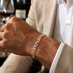 modelo con pulsera Cubana Prime para hombre en plata 925 brillante con eslabones clásicos de AMBAR joyería fina
