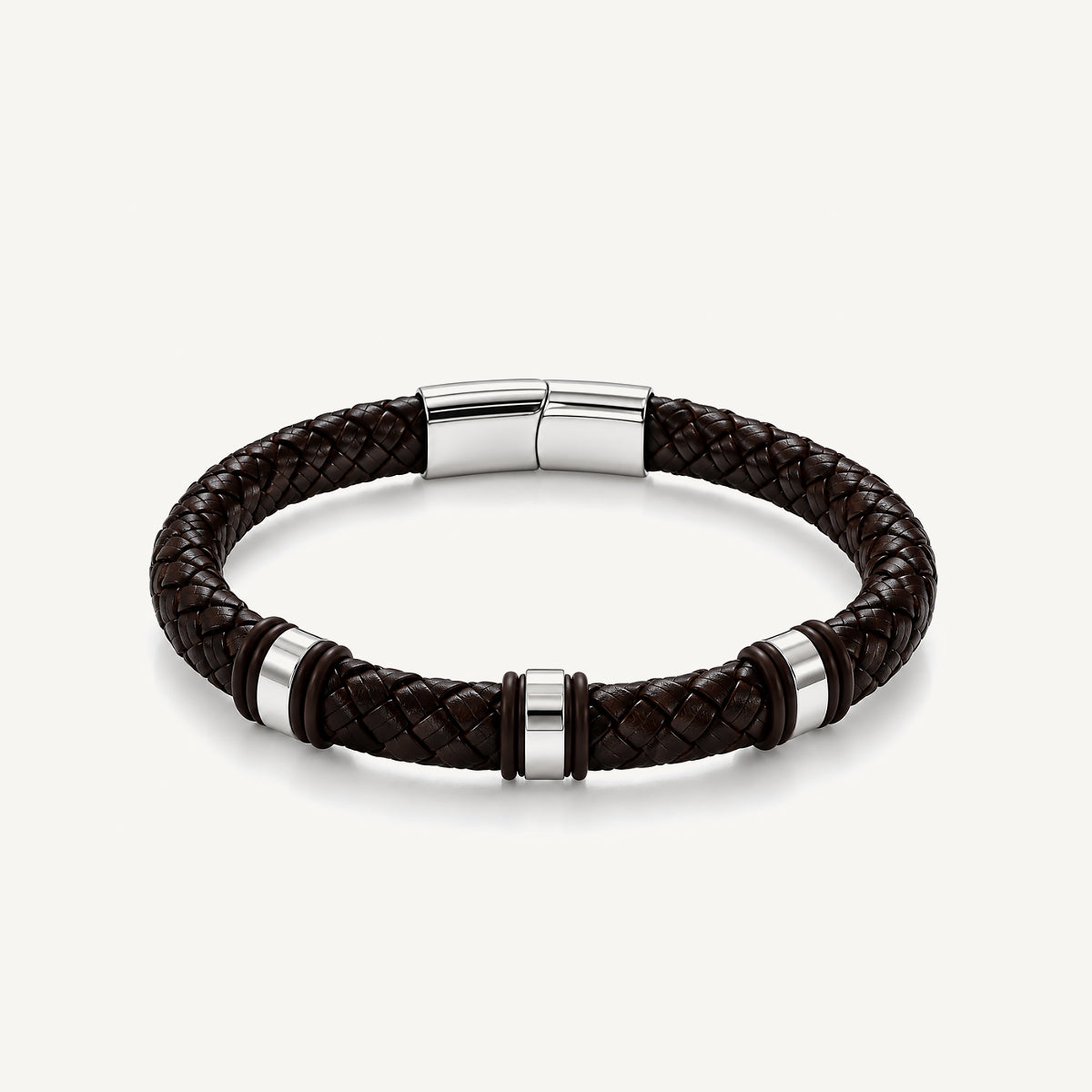 Pulsera Cuero Trenzado Urban de cuero marrón chocolate oscuro con broche y accesorios de acero inoxidable y bandas de silicona negra.