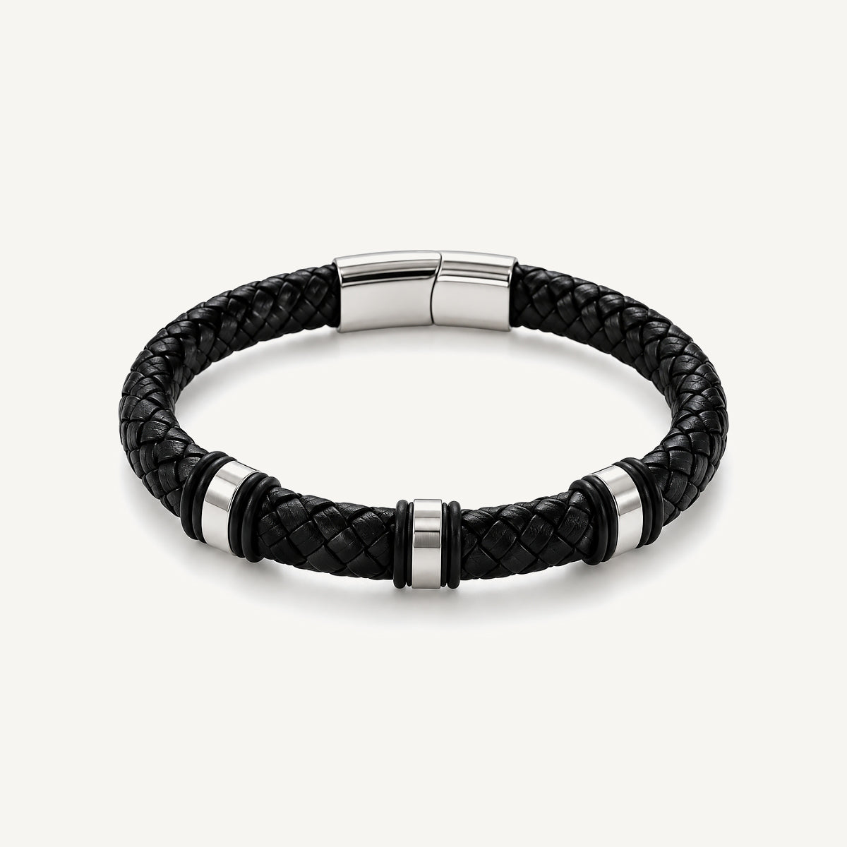 Pulsera Cuero Trenzado Urban de cuero negro con broche y accesorios de acero inoxidable y bandas de silicona negra.