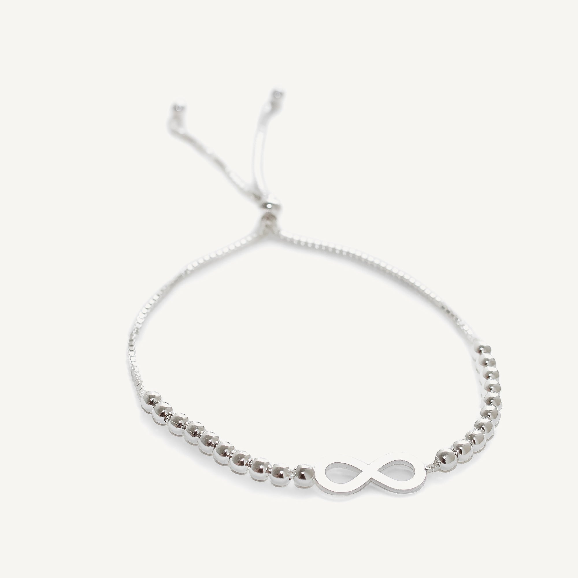 pulsera infinito al detalle con sistema regulable que se ajusta a cualquier muñeca elaborada en plata 925 de AMBAR Joyería 