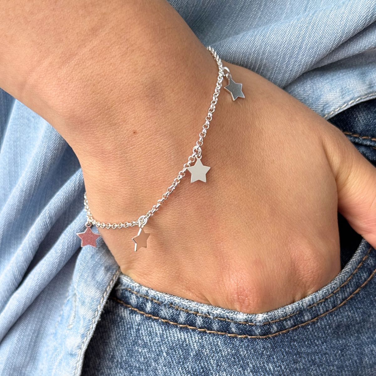 pulsera de 4 estrellitas colgantes en modelo elaboradas en plata 925 para AMBAR joyería