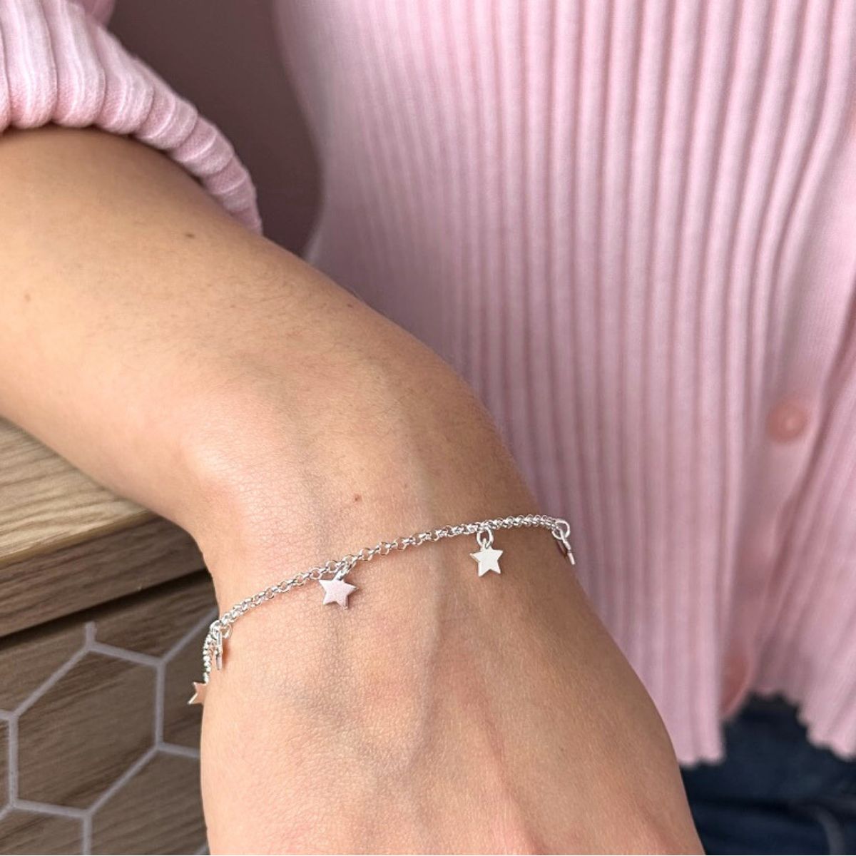 pulsera de estrellitas colgantes en modelo elaborada en plata 925 para AMBAR joyería