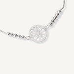 pulsera flor calada al detalle con sistema  regulable elaborada en plata 925 de AMBAR Joyería Fina