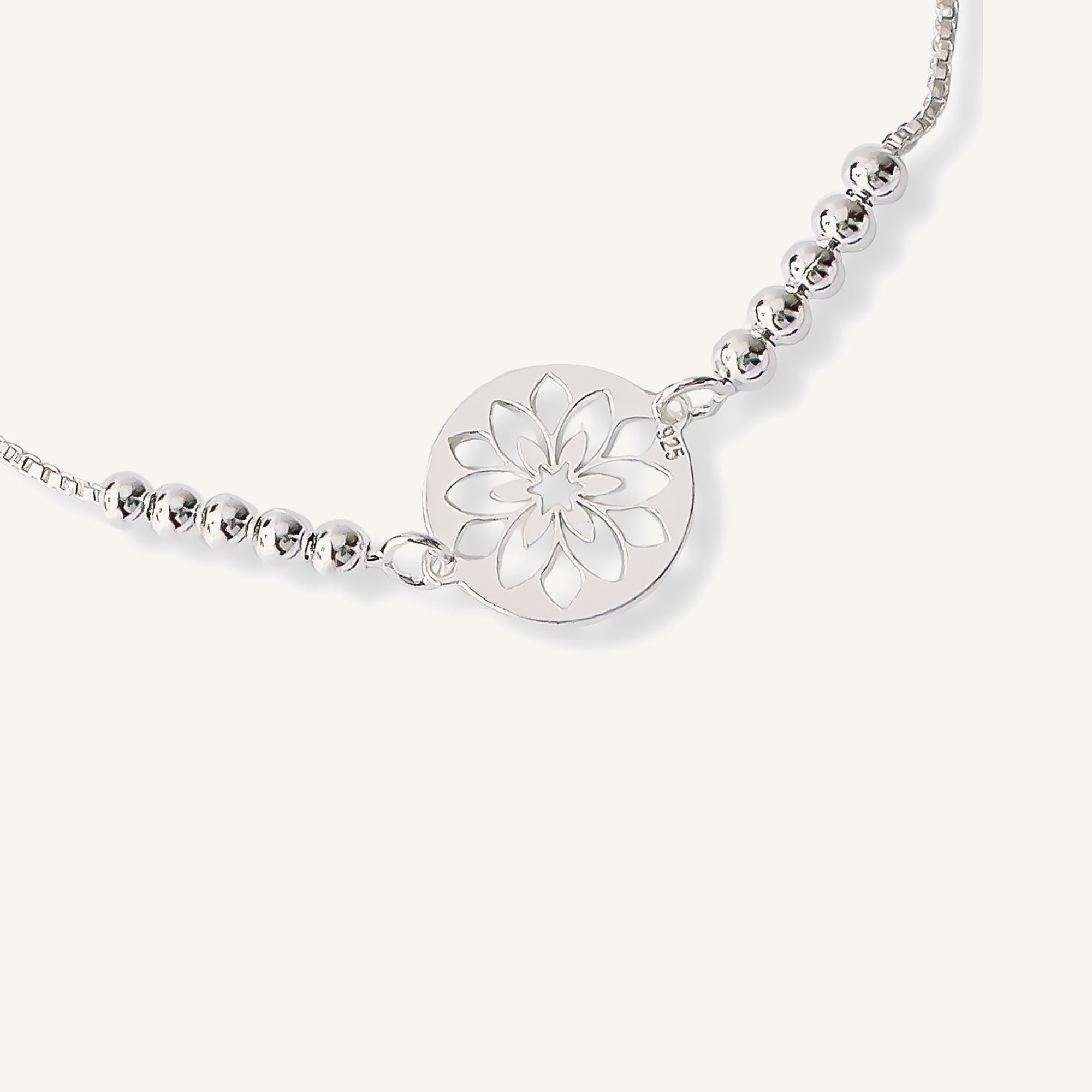 pulsera flor calada al detalle con sistema  regulable elaborada en plata 925 de AMBAR Joyería Fina