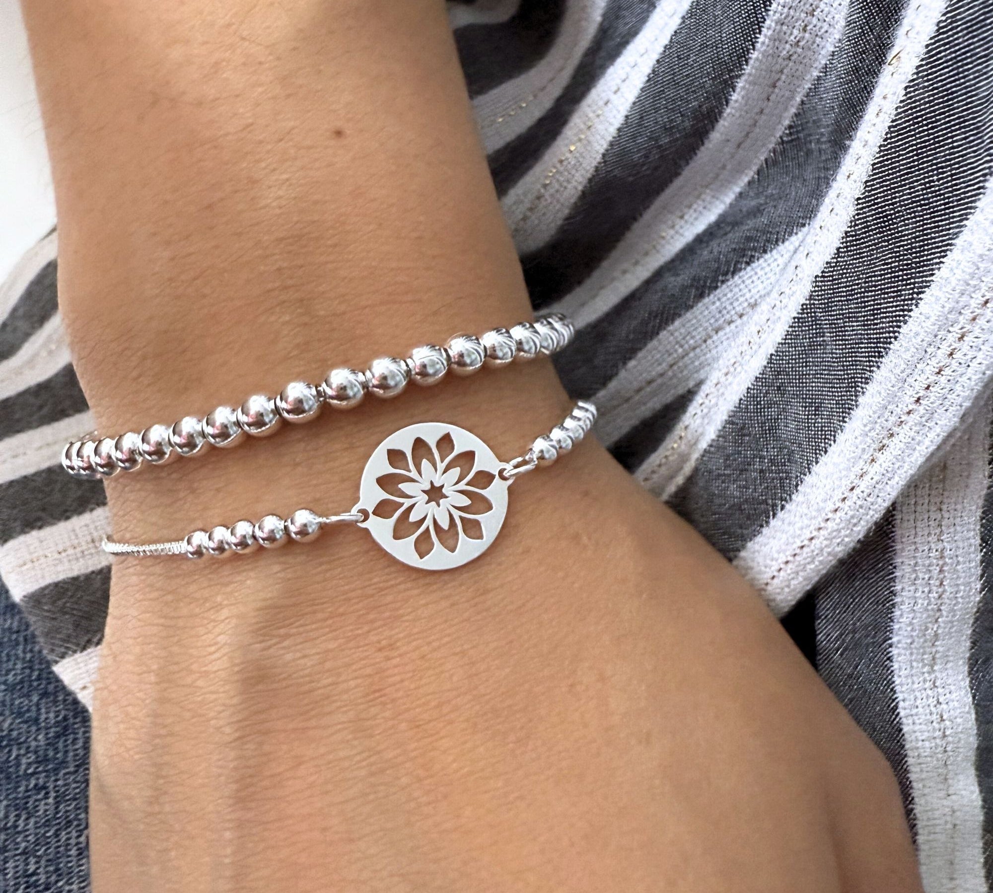 pulsera flor calada mix en modelo con sistema  regulable elaborada en plata 925 de AMBAR Joyería Fina