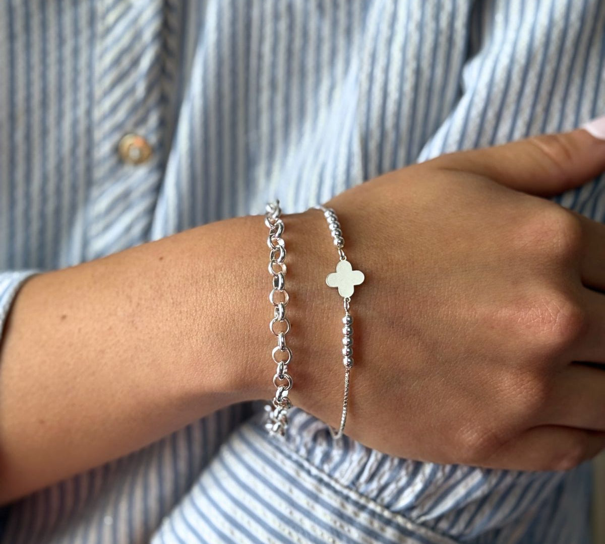 pulsera flor vc regulable en modelo combinada con otra pulsera elaborada en plata 925 de AMBAR Joyería Fina