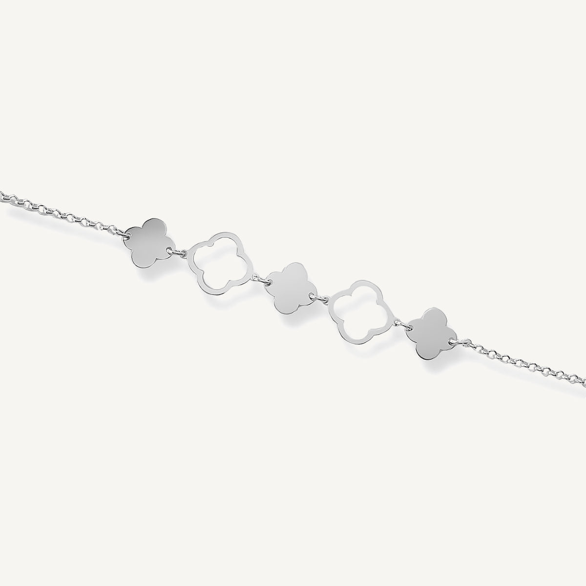 detalle de pulsera de plata 925 con flores caladasy cadena rolito.