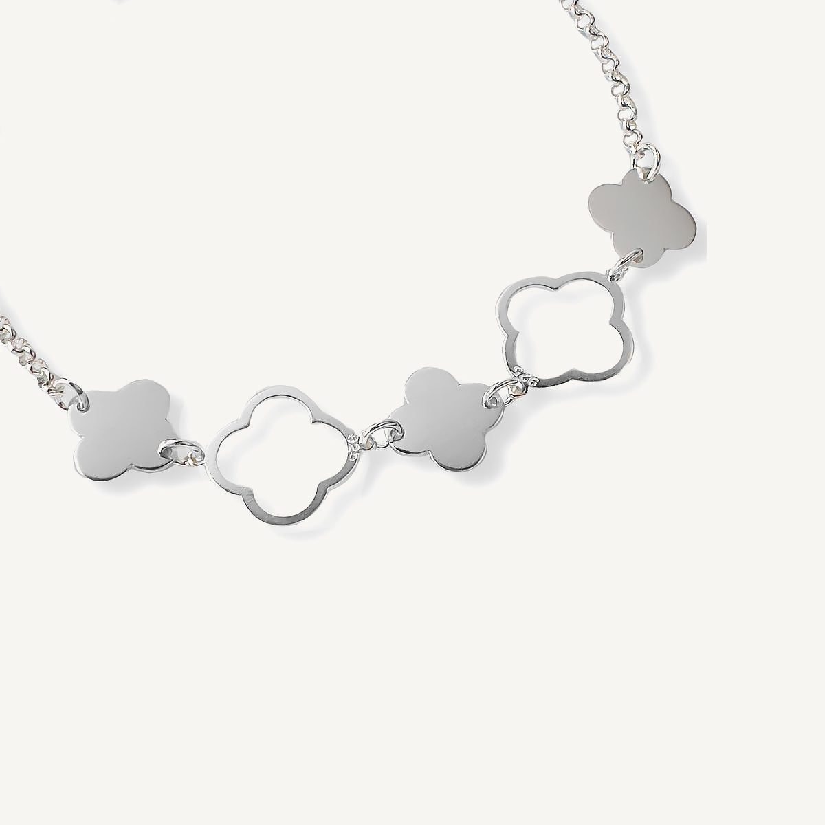 detalle de pulsera de plata 925 con flores caladas.