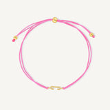 Pulsera hilo fuccia con inicial  c enchapada en oro 18K de AMBAR joyería fina