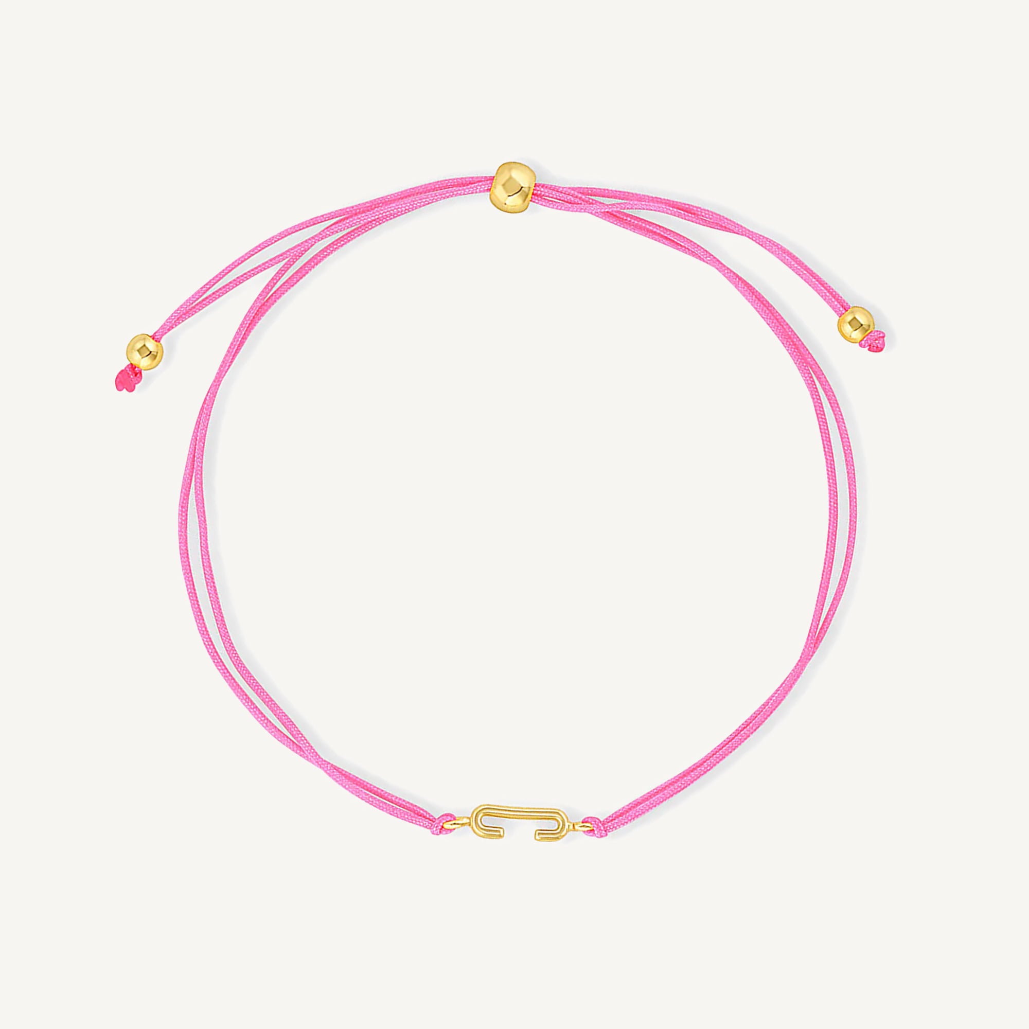 Pulsera hilo fuccia con inicial  c enchapada en oro 18K de AMBAR joyería fina