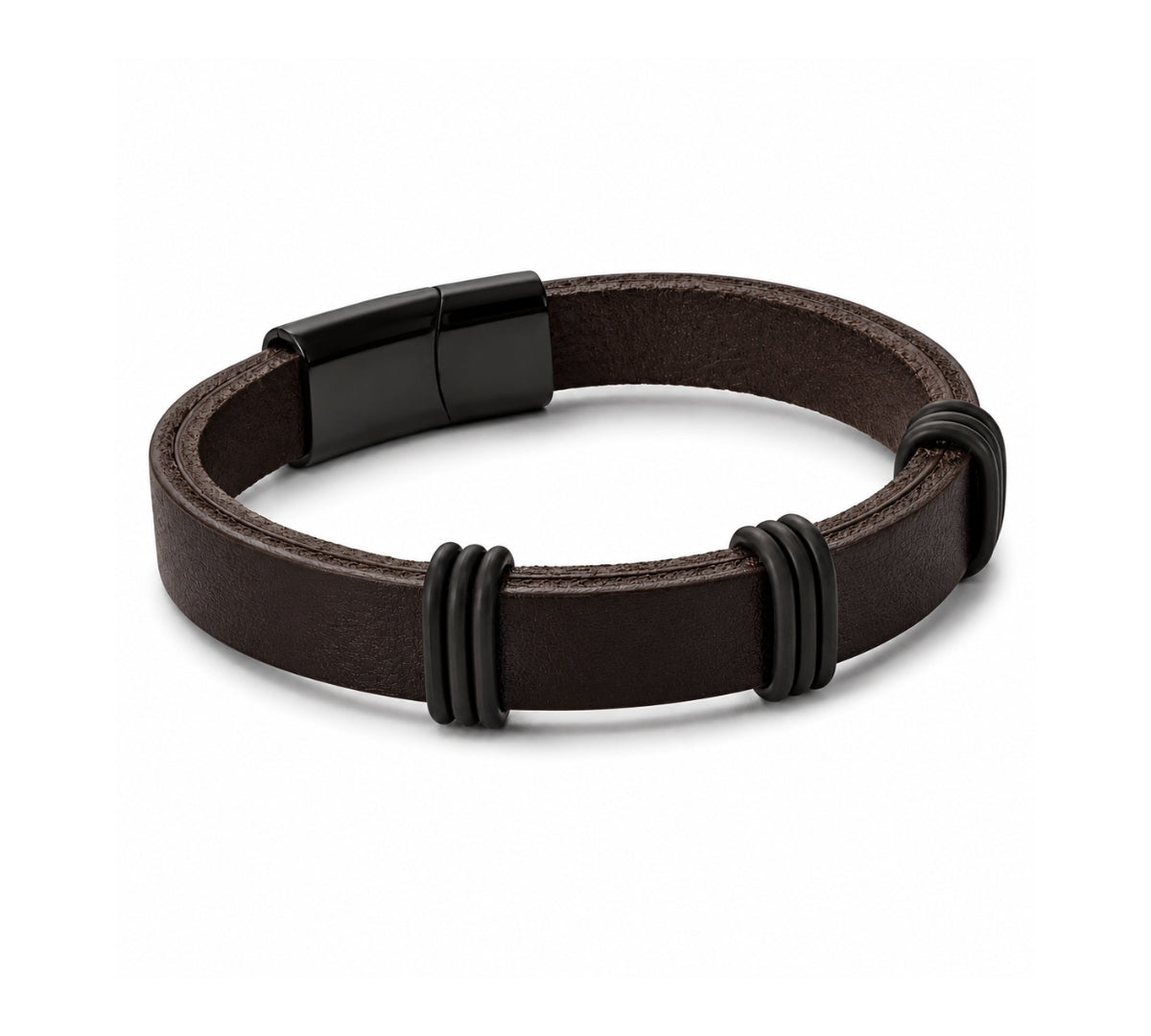 Pulsera de cuero marrón para hombre con tres separadores negros de acero y broche magnético rectangular sobre fondo blanco.