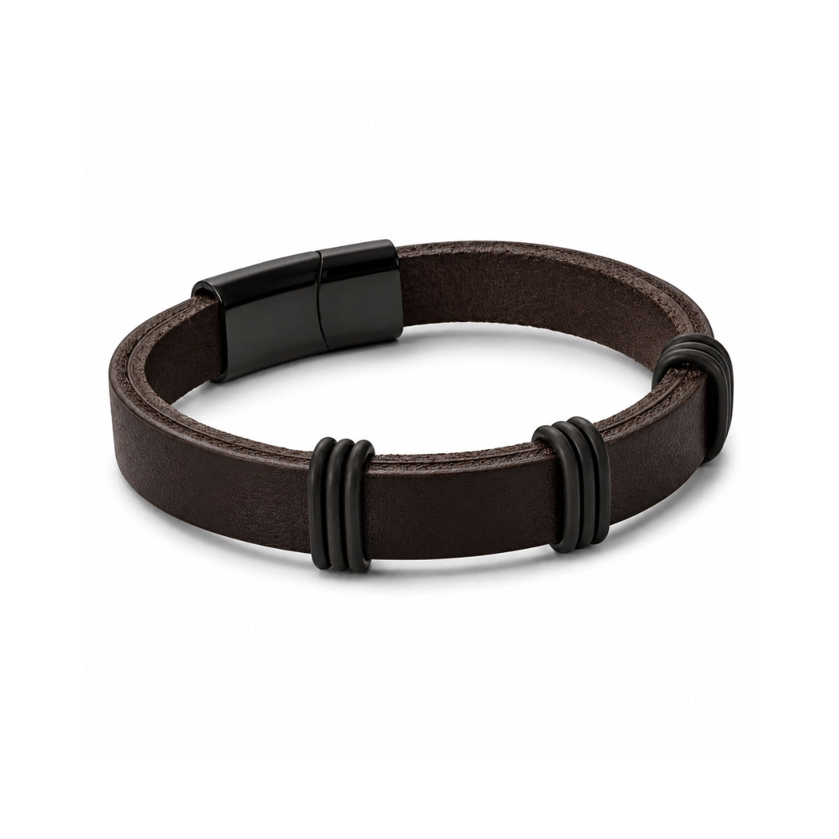 Pulsera de cuero marrón para hombre con tres separadores negros de acero y broche magnético rectangular sobre fondo blanco.