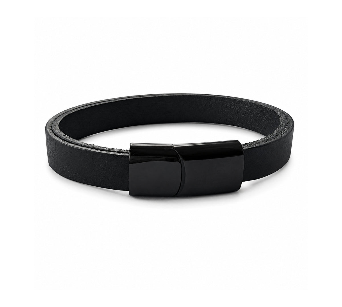 Pulsera de cuero para caballero en color negro con banda lisa y cierre magnético plano de acero negro sobre fondo blanco.