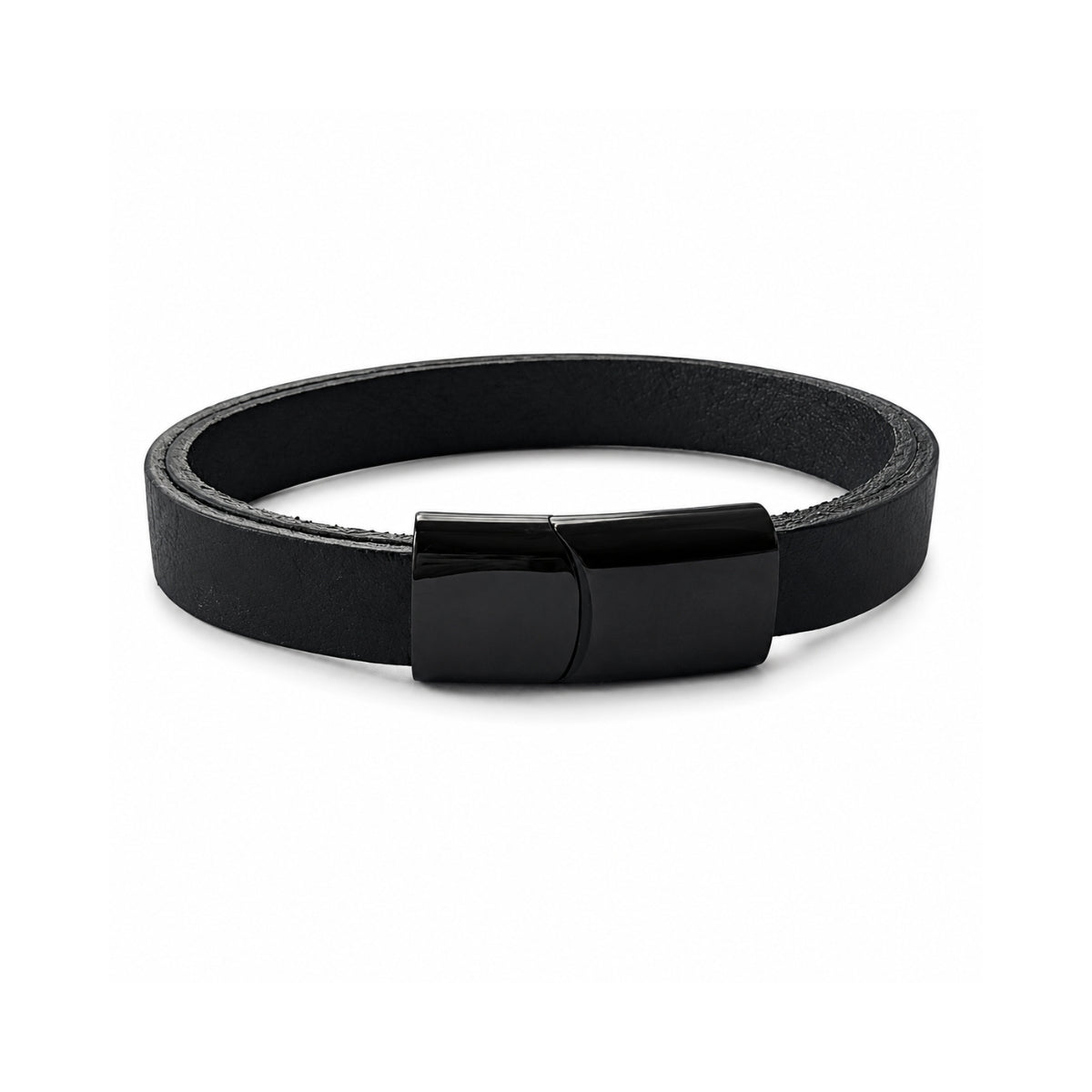 Pulsera de cuero para caballero en color negro con banda lisa y cierre magnético plano de acero negro sobre fondo blanco.
