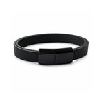 Pulsera de cuero para caballero en color negro con banda lisa y cierre magnético plano de acero negro sobre fondo blanco.