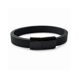 Pulsera de cuero para caballero en color negro con banda lisa y cierre magnético plano de acero negro sobre fondo blanco.