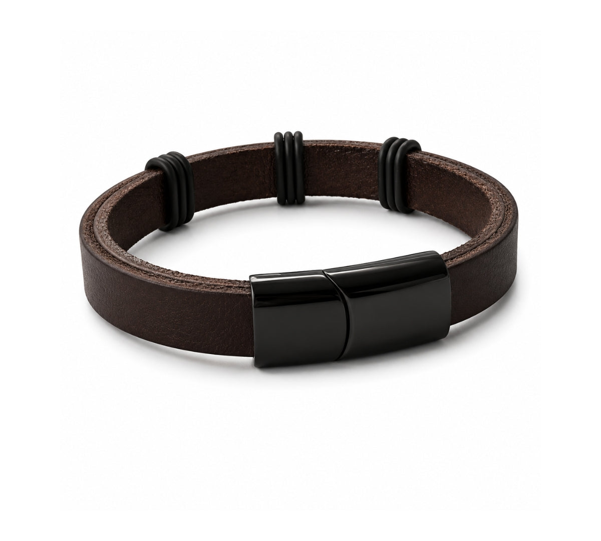 Pulsera de cuero marrón para hombre con tres separadores negros  y broche magnético rectangular sobre fondo blanco.