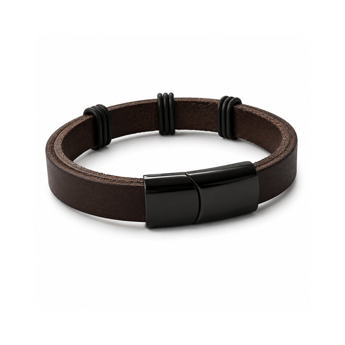 Pulsera de cuero marrón para hombre con tres separadores negros  y broche magnético rectangular sobre fondo blanco.