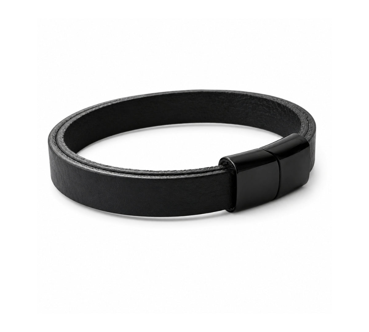 Pulsera de cuero para caballero en color negro con banda lisa y cierre magnético plano de acero negro sobre fondo blanco.