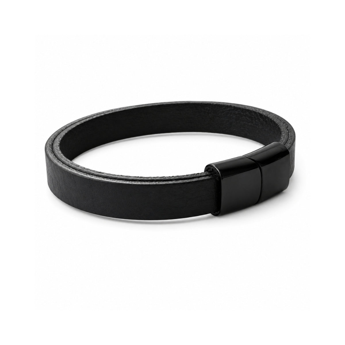 Pulsera de cuero para caballero en color negro con banda lisa y cierre magnético plano de acero negro sobre fondo blanco.