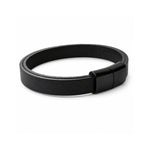 Pulsera de cuero para caballero en color negro con banda lisa y cierre magnético plano de acero negro sobre fondo blanco.